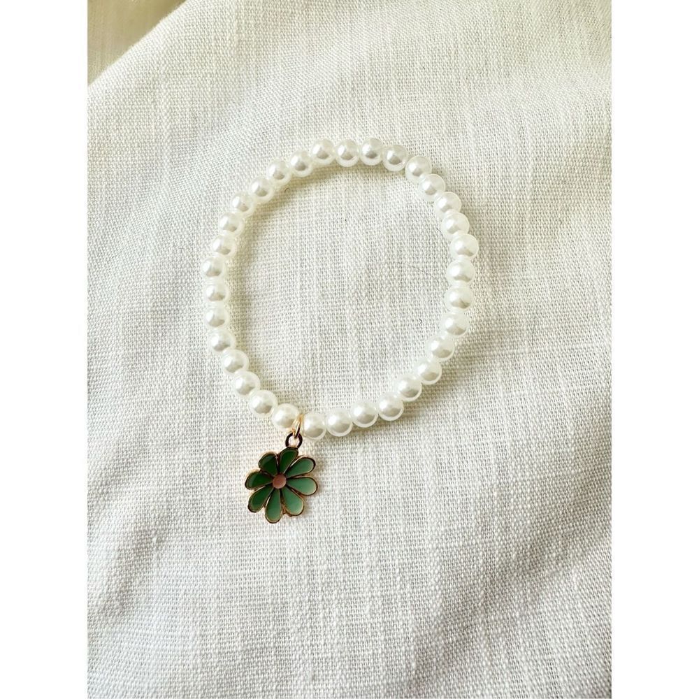 Pearl with pink daisy charm bracelet